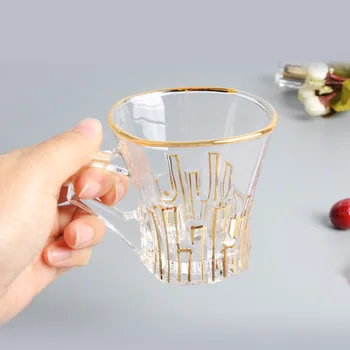 Svetlo luxusné krištáľové sklo teacup s priehľadným nádherné šálku kávy, čaju pohár a popoludní teacup
