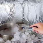 Uvoľnite svoj mrazničku od ľadu s touto jednoduchou trikou pomocou alobalu